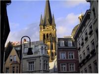 De Aachener Dom achter de huizen